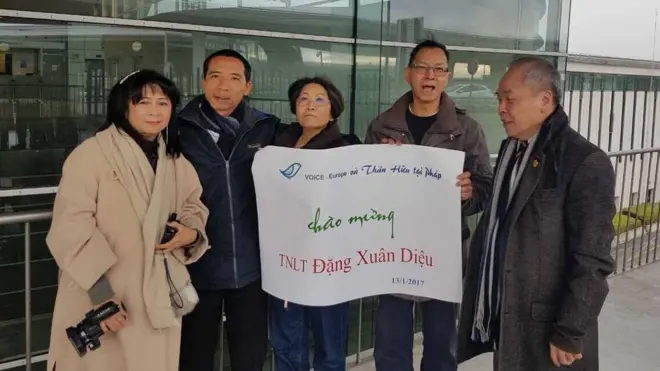 Một số người ra đón Đặng Xuân Diệu tại sân bay Charles de Gaulle nhưng không gặp được