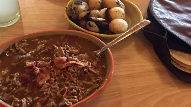 ¿Es posible que te sirvan un plato tradicional de carne en su jugo con acompañamientos en cuestión de segundos?