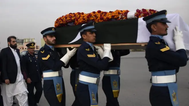 جنید جمشید کی میت بدھ کی شب ایئر فورس کے خصوصی طیارے کے ذریعے کراچی پہنچائی گئی تھی