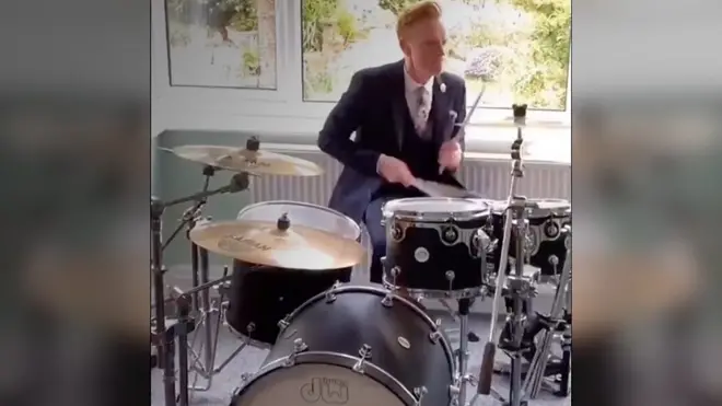 Ведущий Би-би-си Оуайн Уин Эванс сыграл на барабанах.