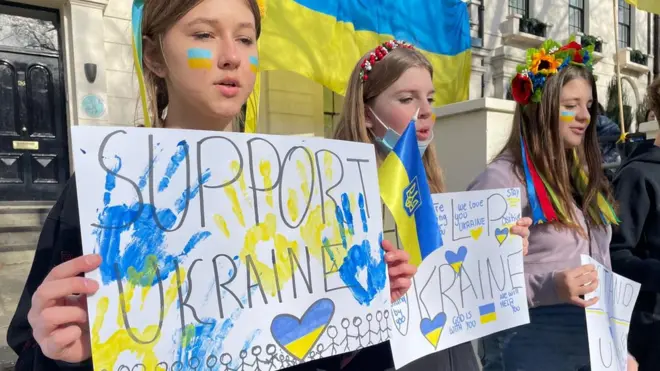 Trẻ em ở trường Ukraine mang tên Thánh Mary ở Holland Park, Tây London, biểu tình phản đối chiến tranh của Nga tiến hành ở Ukraine.