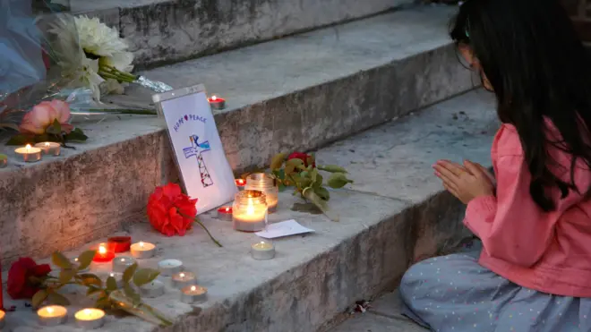 Свечи на ступенях церкви