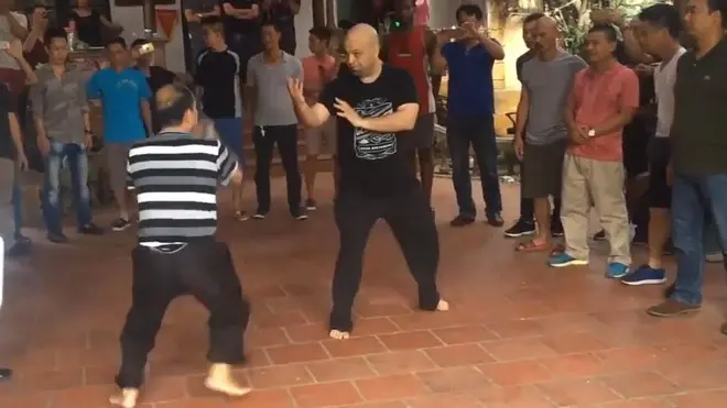 Võ sư Trần Lê Hoài Linh (trái) tỉ thí cùng võ sư Pierre-Francois Flores tại Hà Nội hôm 13/7/2017.