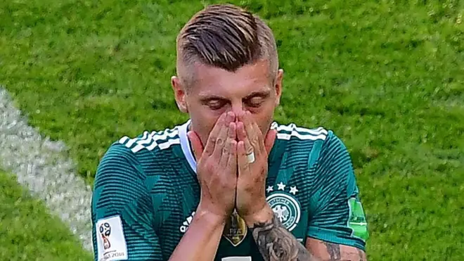 Toni Kroos lamenta la eliminación temprana de su equipo.