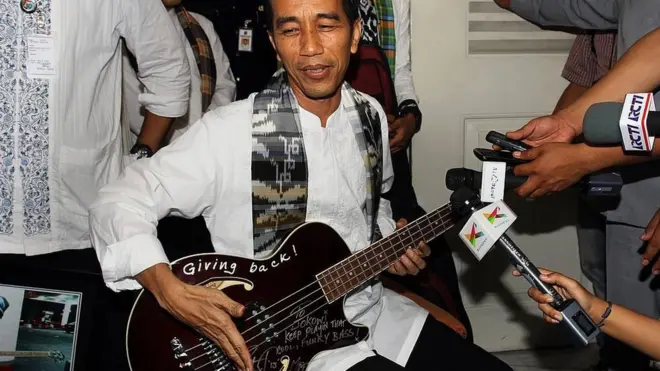 Sebagian pemusik Indonesia menjalin hubungan dengan Presiden Joko Widodo, tapi sebagian lainnya memilih kritis dan mendukung aksi turun ke jalan.