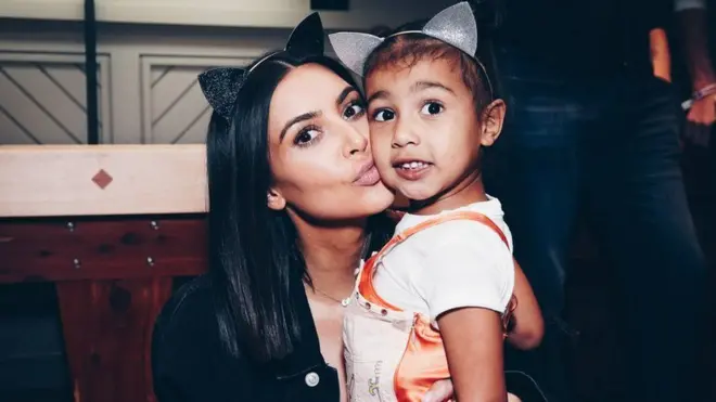 انتقدت كيم كارداشيان مزاعم استعانتها بأم بديلة لإنجاب طفل جديد، لكنها لم تنف ذلك