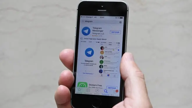 هاتف ذكي يظهر تطبيق تليغرام
