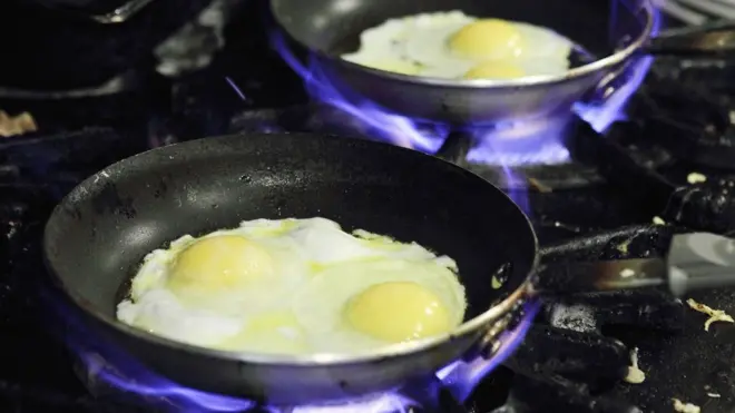 สารกลุ่มพีเอฟเอเอส ซึ่งใช้ในการผลิตเครื่องครัวแบบอาหารที่ปรุงไม่ติดภาชนะ สามารถตกค้างอยู่ในสิ่งแวดล้อมได้เป็นเวลานาน