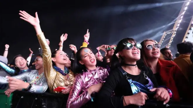 حضر المهرجون الكثير من الأجانب المقيمين في السعودية