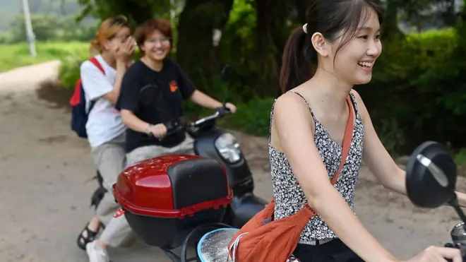 年輕人湧入江西景德鎮捏泥巴