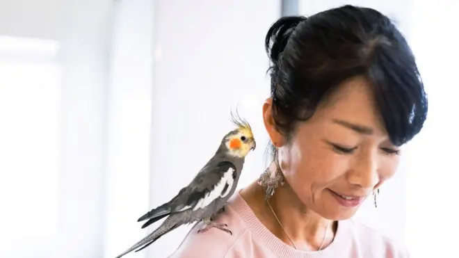 Женщина с попугаем