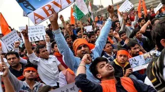 د حکومت واک او کنترول ورځ تر بلې ډېرېږي او د هند تعلیمي بنسټونه یې هم تر اغېز لاندې دي