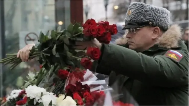 Đặt hoa bên ngoài trụ sở của dàn đồng ca Alexandrov ở Moscow