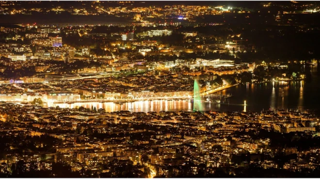 대도시를 환히 비추는 인공 불빛