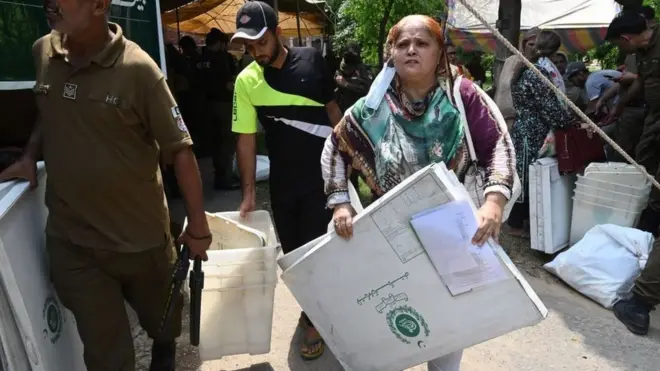 پولنگ کا عملہ