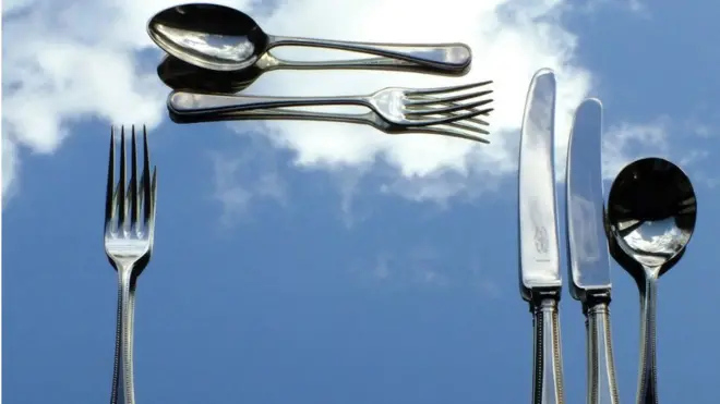 Jonathan Milree：先把餐具在镜子上摆好，再把镜子放在窗前。当日主菜是空中馅饼。