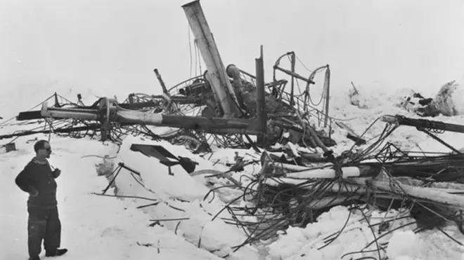 El Endurance poco antes de hundirse.