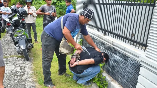 Sedikitnya sekitar 130 rahanan sudah berhasil ditangkap kembali dan pengejaran terus dilakukan.