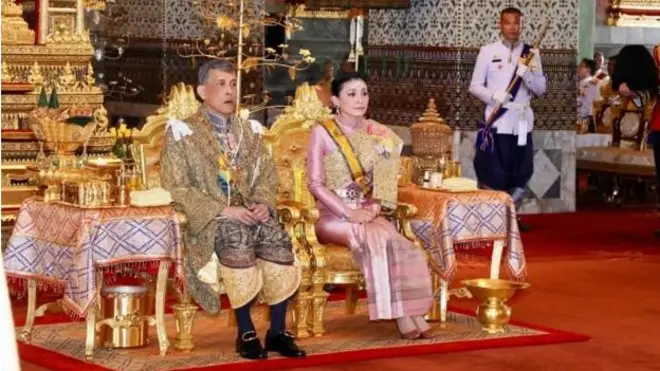 พระบาทสมเด็จพระเจ้าอยู่หัวและสมเด็จพระนางเจ้าฯ พระบรมราชินี