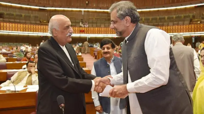 وزیرِاعظم شاہد خاقان عباسی آئین میں 31ویں ترمیم کی منظوری کے بعد حزبِ اختلاف کے قائد سید خورشید شاہ کے ساتھ