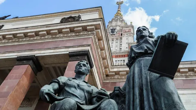 Скульптура у здания МГУ