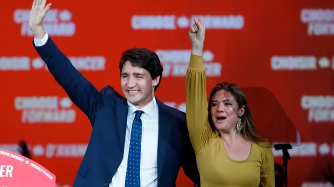 جسٹن ٹروڈو اپنی اہلیہ کے ہمراہ اپنی فتح کی تقریر کے بعد اپنے حامیوں کے نعروں کا جواب دے رہے ہیں