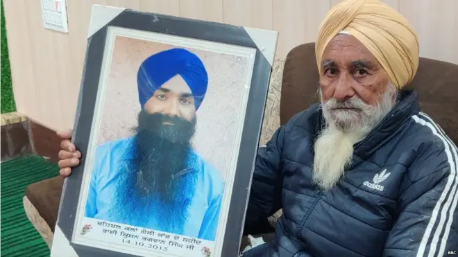 कृष्ण भगवान सिंह के पिता महिंदर सिंह अपने बेटे की तस्वीर के साथ