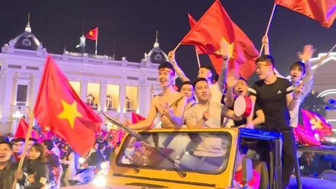 Người dân Việt Nam tràn ra đường ăn mừng.