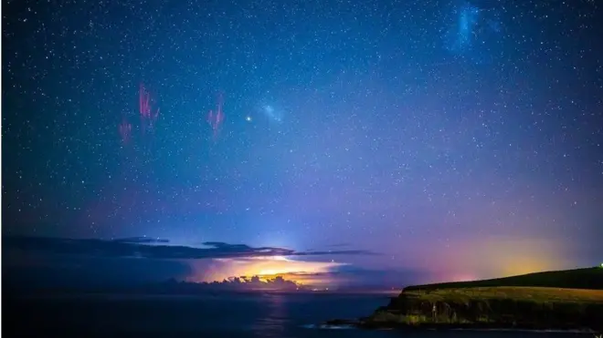 Sebuah foto panoramik menampilkan petir angkasa bersamaan dengan Aurora Australis.