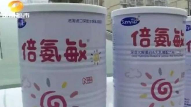 湖南省的至少五名兒童在食用了這種"奶粉"後，成為頭骨畸形的"大頭娃娃"。