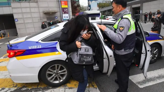 Joven saliendo de una patrulla