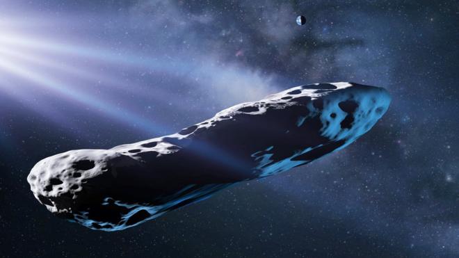 Impressão artística do cometa em forma de charuto, com a Via Láctea visível ao fundo