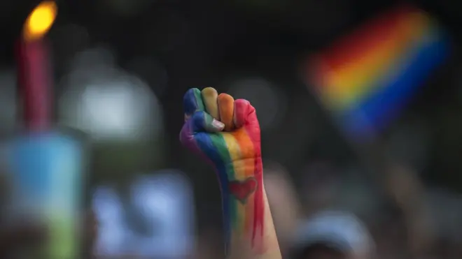 يد ملونة بألوان قوس قزح