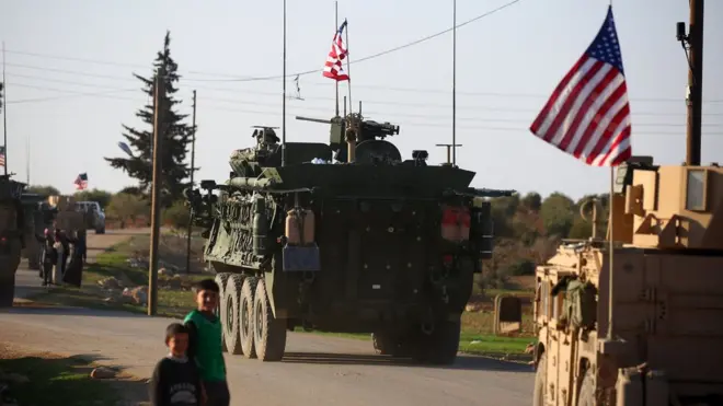 قافلة دبابات أمريكية في منبج عام 2017