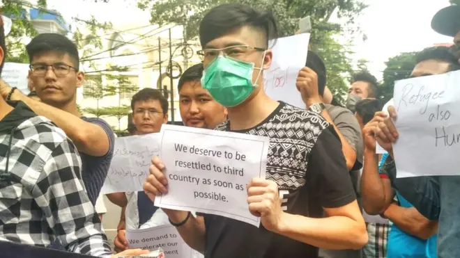 Para pengungsi Afghanistan, yang sebagian besar terdiri dari etnik Hazara, menuntut UNHCR segera menempatkan mereka di negara ketiga.