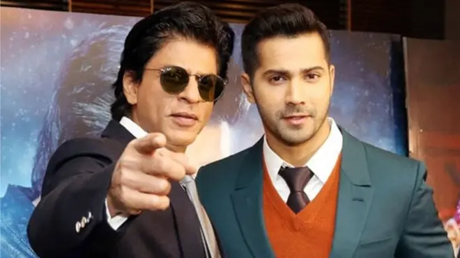 Shahrukh Khan (bidix) iyo Varun Dhawan waxay isla jileen filimkii Delwale
