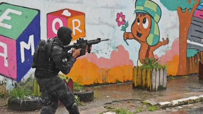 Militar de força especial na Vila Kennedy, no Rio