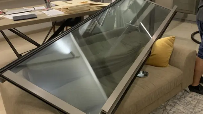 Od siline eksplozije, teška vrata ispala su iz štoka na terasi bejrutskog stana Jelene Sadler