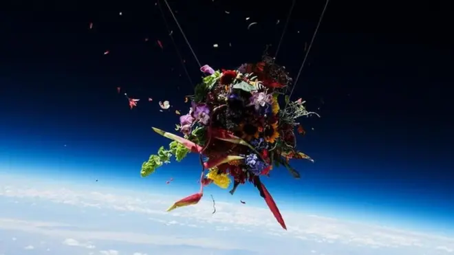 2017年，日本藝術家東信給花束繋上巨大的氣球，送上內華達沙漠上方10萬英尺（約合3萬米）高空。