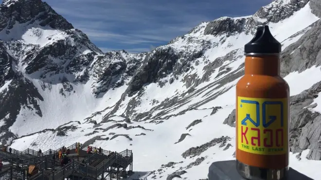 ภาพสนับสนุนโครงการลดหลอด หรือ the last straw จากการร่วมมือของชาวเชียงใหม่กลุ่มหนึ่ง