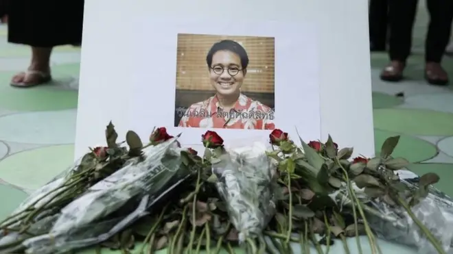 กลุ่มผู้ชุมนุม 50 คน นำโดย Student Union of Thailand ชุมนุมที่บริเวณ Skywalk หน้าหอศิลปวัฒนธรรมแห่งกรุงเทพมหานคร เมื่อช่วงเย็นของ 5 มิ.ย. เพื่อทวงความเป็นธรรมให้ผู้ลี้ภัยทางการเมืองทุกคน และไว้อาลัยให้ วันเฉลิม สัตย์ศักดิ์สิทธิ์ ที่ถูกลักพาตัวไปในกัมพูชา