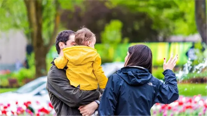 الطرق التي يتواصل بها الآباء مع أطفالهم لها تبعات واسعة النطاق على صحتهم النفسية وقدرتهم على التحكم في دوافعم وانفعالاتهم