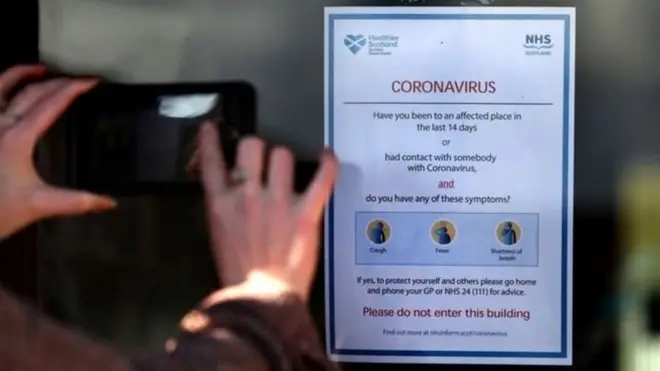 Le porteur est de nationalité française et il est âgé de 58 ans