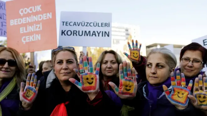 Cinsel istismar düzenlemedi Türkiye'nin birçok noktasında protesto edildi.