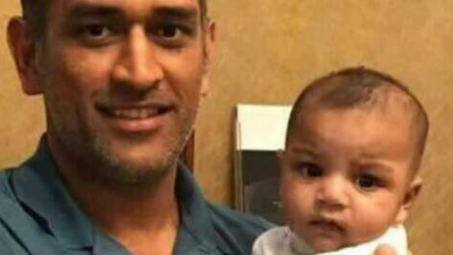 पाकिस्तान के कप्तान सरफ़राज़ अहमद के बेटे अब्दुल्लाह के साथ महेंद्र सिंह धोनी