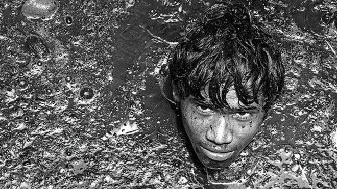 మురుగు కాల్వలో కార్మికుడు