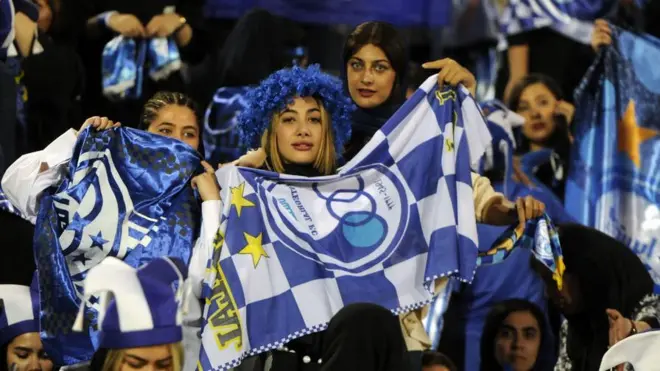 زنان برای نخستین بار بعد از انقلاب بهمن ۵۷ توانستند برای تماشای یک مسابقه از لیگ برتر فوتبال ایران رسما وارد ورزشگاه آزادی تهران شوند