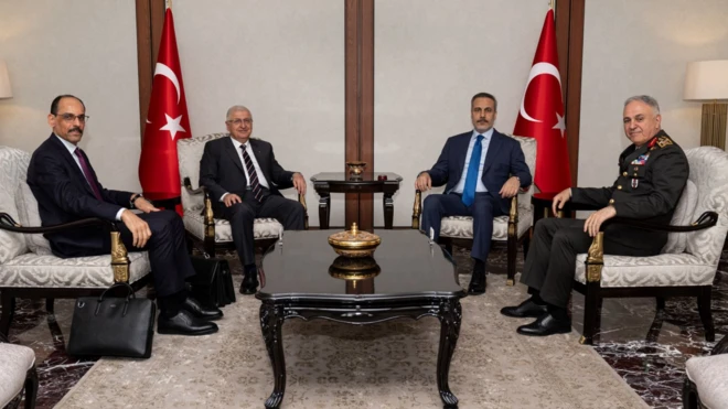 Soldan sağa: MİT Başkanı İbrahim Kalın, Milli Savunma Bakanı Yaşar Güler, Dışişleri Bakanı Hakan Fidan, Genelkurmay Başkanı Orgeneral Metin Gürak oturuyor