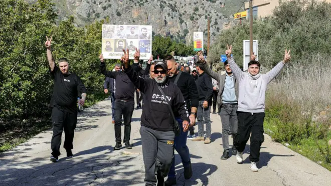 أهالي قرية كفار كلا جنوب لبنان في طريق عودتهم إليها بعد انسحاب القوات الإسرائيية منها