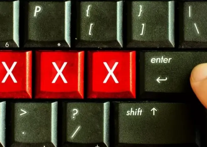 Doigt sur un clavier d'ordinateur